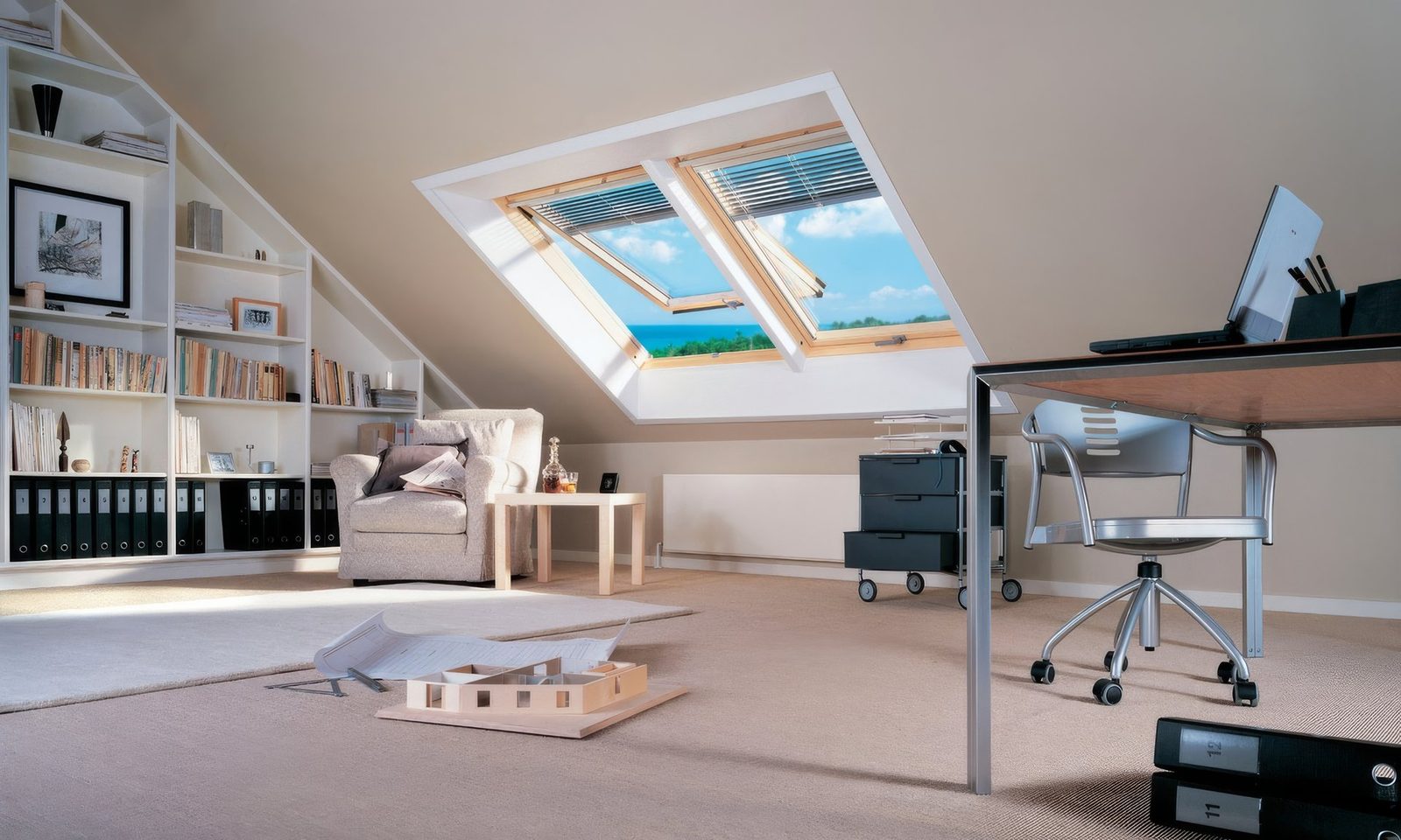 חלון גג רעפים VELUX מותקן בגג משופע